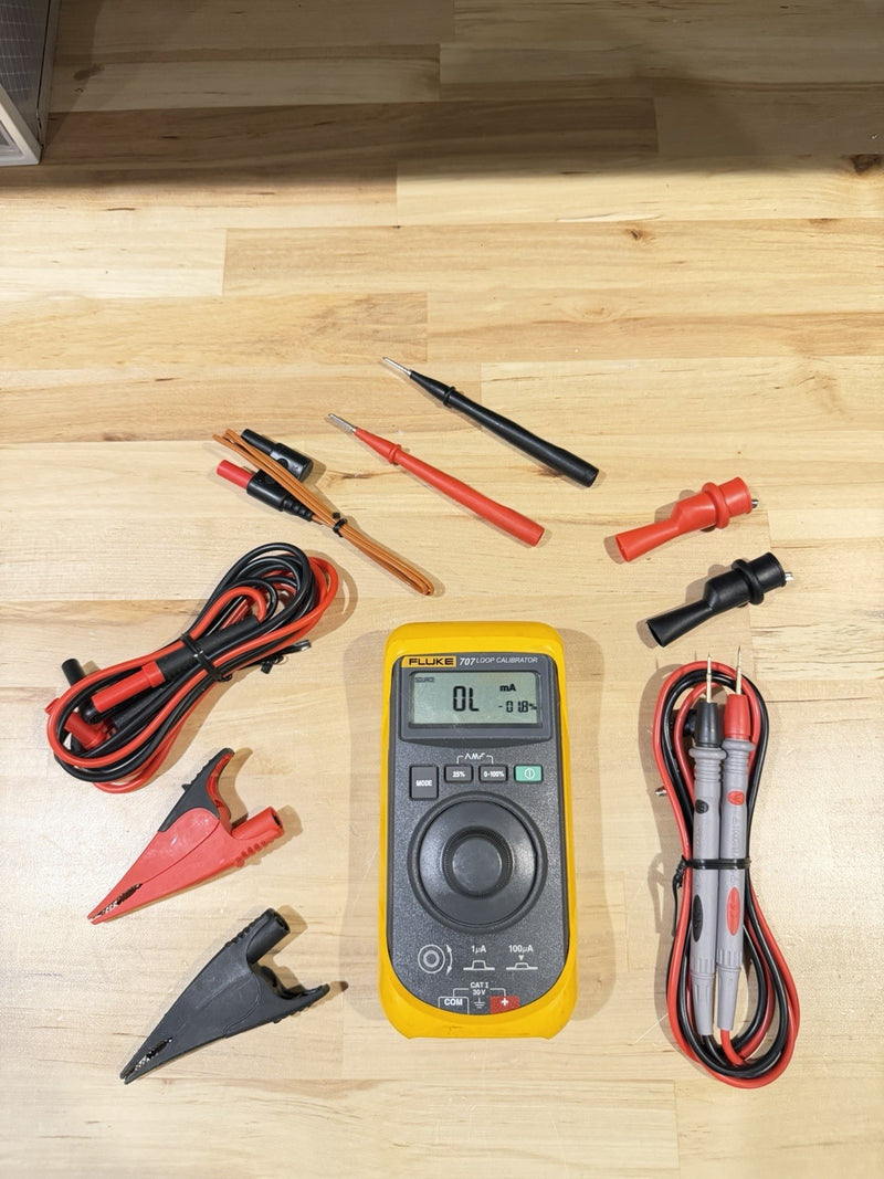 FLUKE 707 LOOP CALIBRATOR WITH LEADS & ACCESSORIES