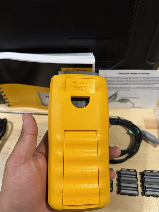 FLUKE 1523 REFERENCE THERMOMETER W/ PROBE KIT & ACCESSORIES-FREE SHIPPING TESTED