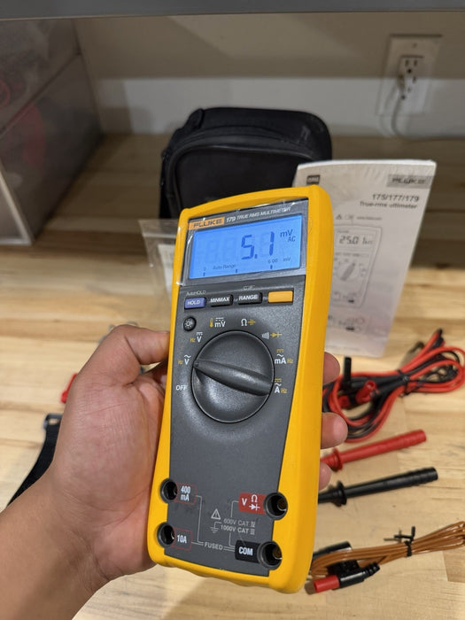 FLUKE 179/EDA2 MULTIMETER COMBO KIT W/ BAG & ACCESSORIES - TESTED