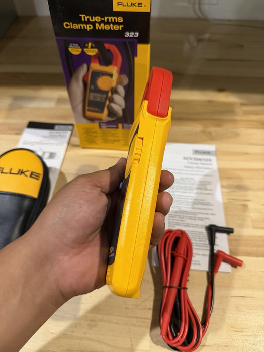 FLUKE 323 TRUE-RMS DIGITAL CLAMP METER WITH BAG & LEADS
