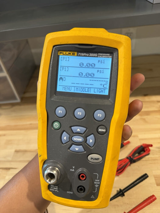 FLUKE 719 PRO 300G ELECTRIC PRESSURE CALIBRATOR W/ ACCESSORIES (SHIPS FREE)