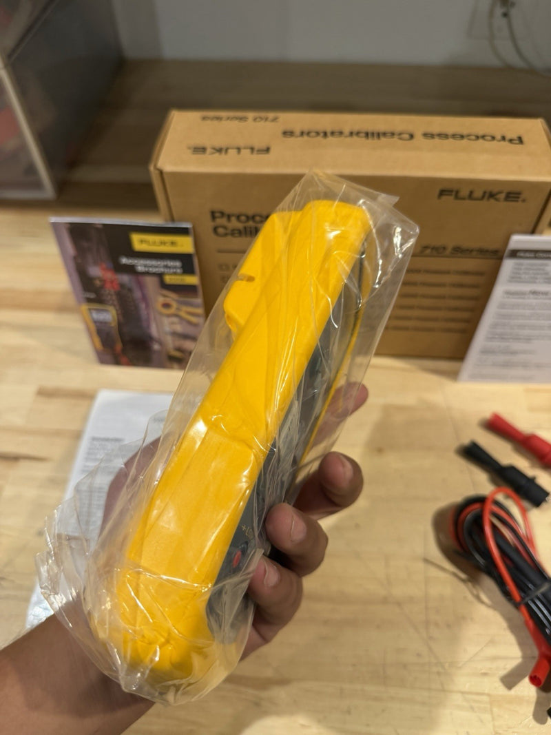 FLUKE 715 VOLT/MA CALIBRATOR W/ LEADS & CLIPS FREE SHIPPING