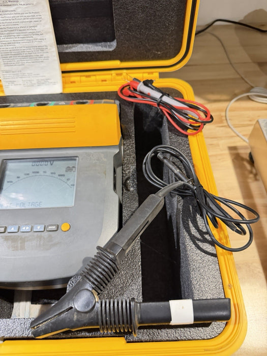 FLUKE 1555 10KV INSULATION TESTER WITH ACCESSORIES TESTED