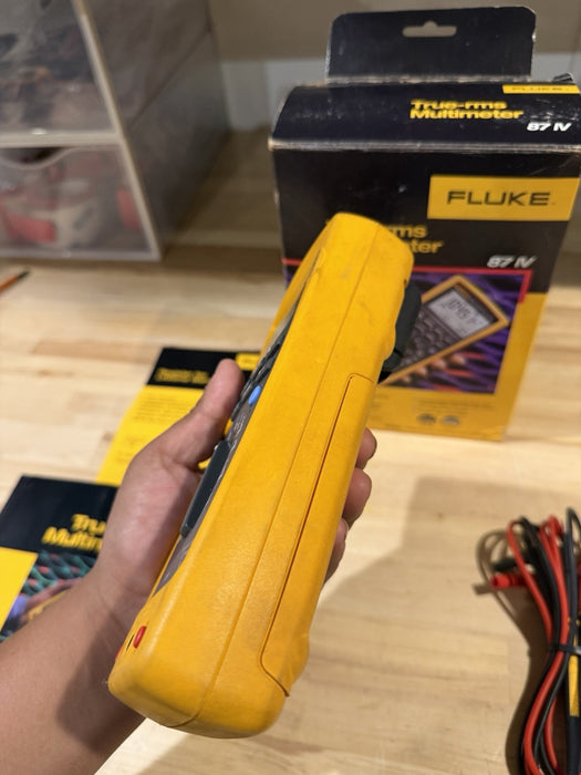 FLUKE 87 IV TRUE RMS MULTIMETER W/ LEADS & CLIPS (TESTED) SHIPS FAST