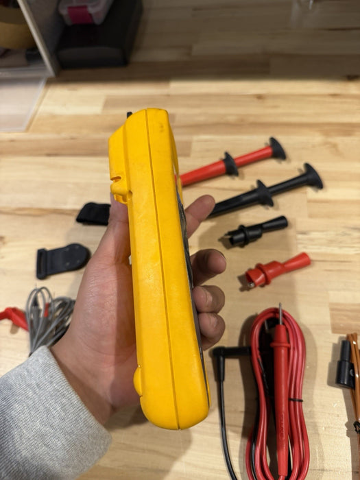 FLUKE 179 TRUE RMS MULTIMETER KIT W/ LEADS & ACCESSORIES / SHIPS FAST (TESTED)