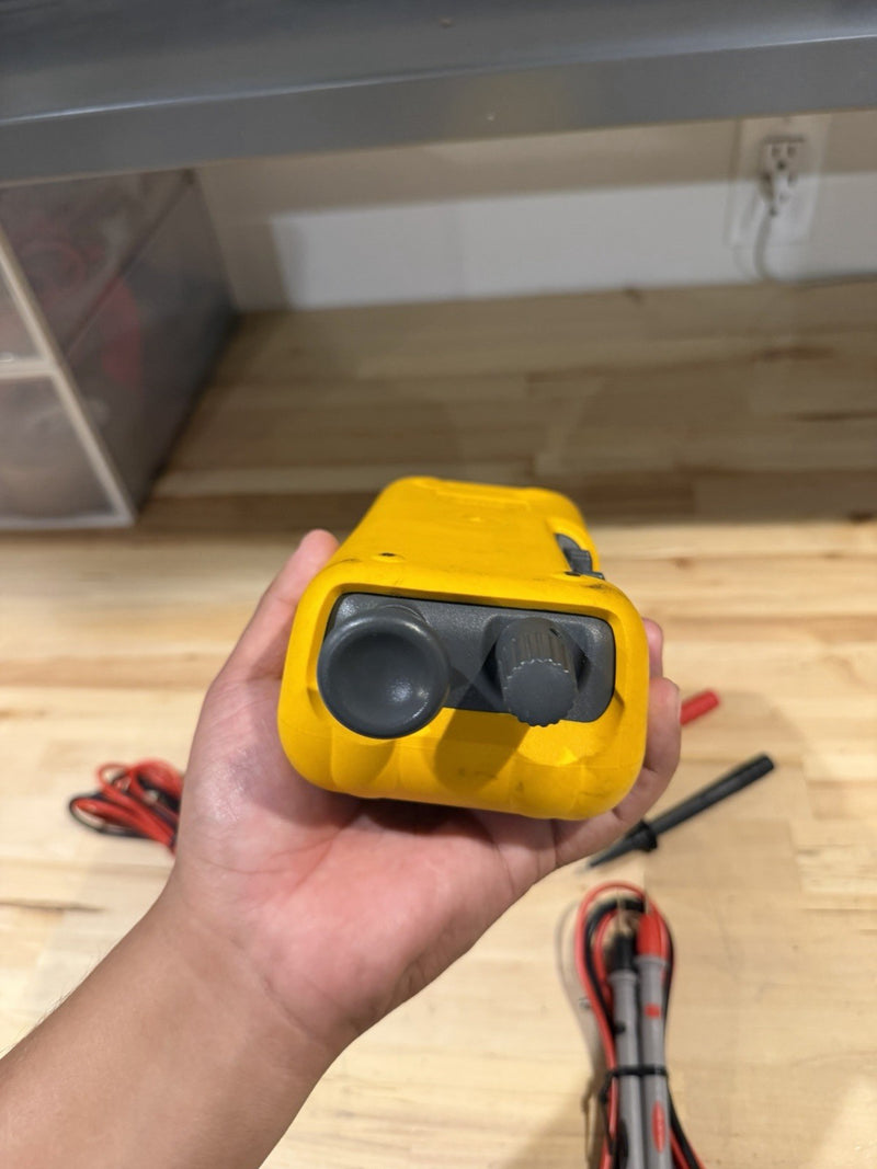 FLUKE 718 100G PRESSURE CALIBRATOR WITH ACCESSORIES TESTED