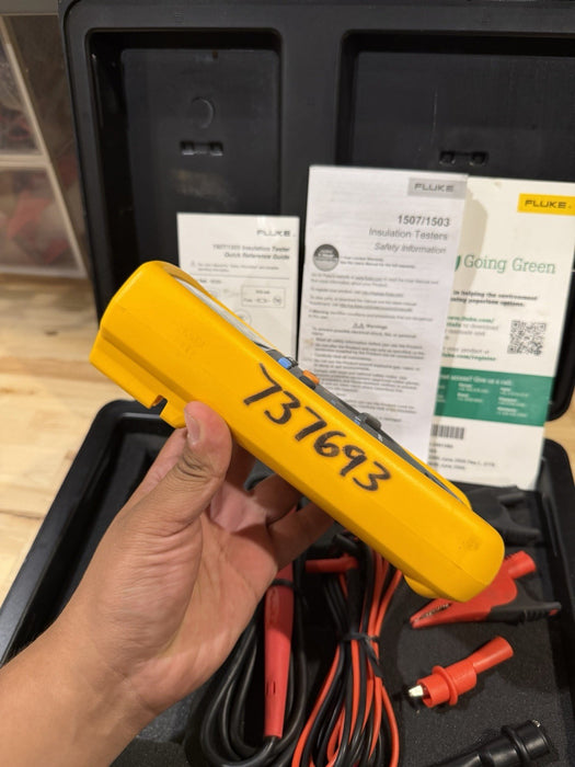 FLUKE 1507 INSULATION MULTIMETER W/ LEADS & CLIPS