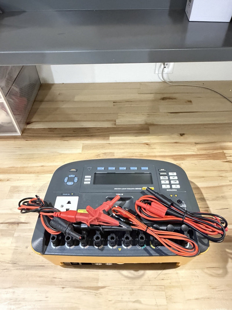 FLUKE ESA620 230V BIOMEDICAL ELECTRICAL SAFETY ANALYZER WITH LEADS & CHARGER