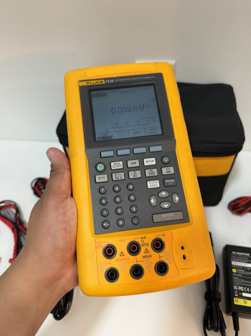 FLUKE 741B DOCUMENTING PRCESS CALIBRATOR WITH LEADS & CHARGER TESTED