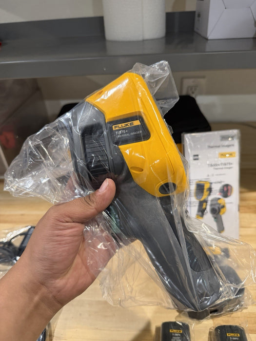 FLUKE TIS75+ 27 HZ 384X288 THERMAL IMAGING CANERA W/ ACCESSORIES (NEW SEALED)