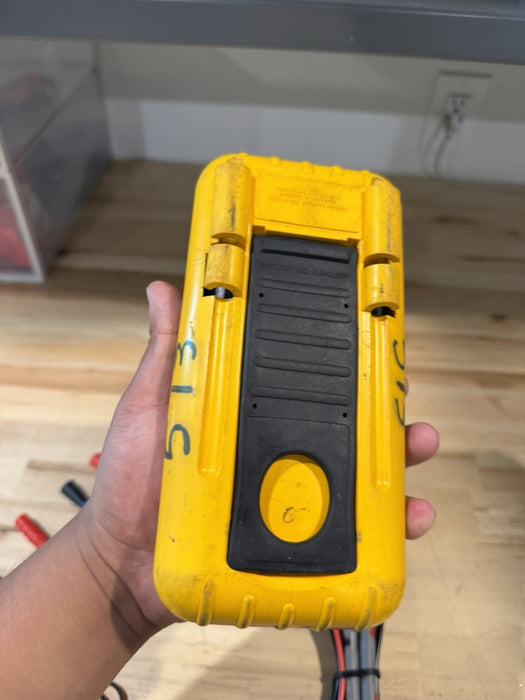 FLUKE 715 VOLT/MA CALIBRATOR WITH LEADS & CLIPS TESTED