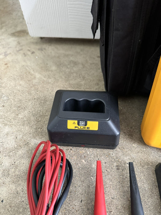 FLUKE 744 DOCUMENTING PROCESS CALIBRATOR METER WITH NEW TLK287 LEADS & CHARGER