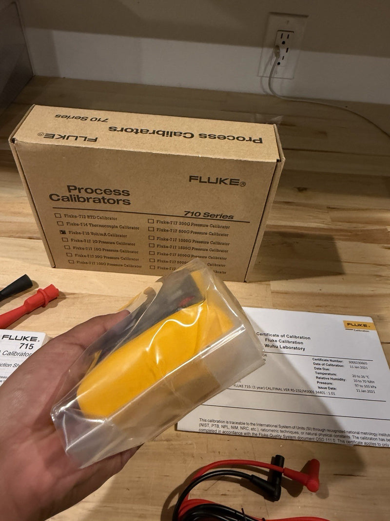 FLUKE 715 VOLT/MA CALIBRATOR WITH LEADS & CLIPS