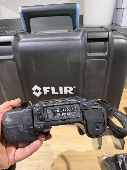 FLIR T440 THERMAL IMAGING CAMERA W/ ACCESSORIES & CASE (TESTED) FREE SHIPPING