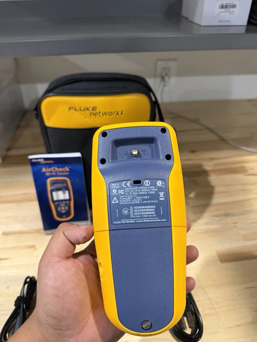 FLUKE NETWORKS AIRCHECK WIFI TESTER WITH CHARGER & BAGE