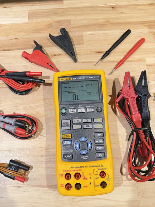 FLUKE 726 PRECISION CALIBRATOR WITH LEADS & ACCESSORIES TESTED