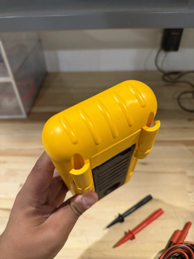 FLUKE 717 100G PRESSURE CALIBRATOR WITH LEADS TESTED