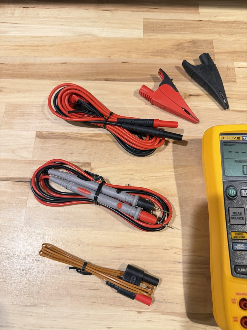 FLUKE 726 PRECISION CALIBRATOR WITH LEADS & ACCESSORIES TESTED