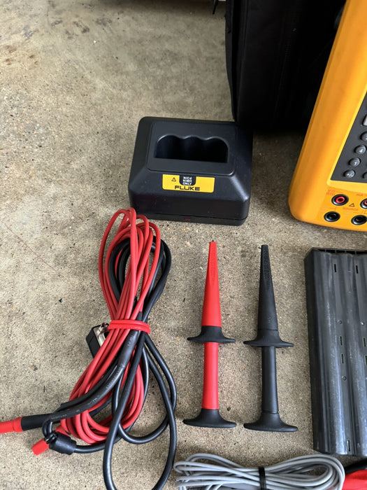 FLUKE 744 DOCUMENTING PROCESS CALIBRATOR METER WITH NEW TLK287 LEADS & CHARGER