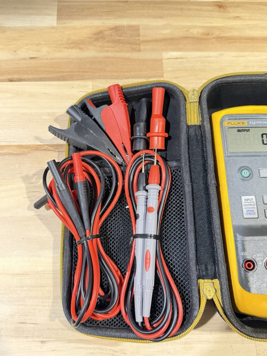 FLUKE 712B RTD CALIBRATOR W/ CASE & ACCESSORIES - TESTED