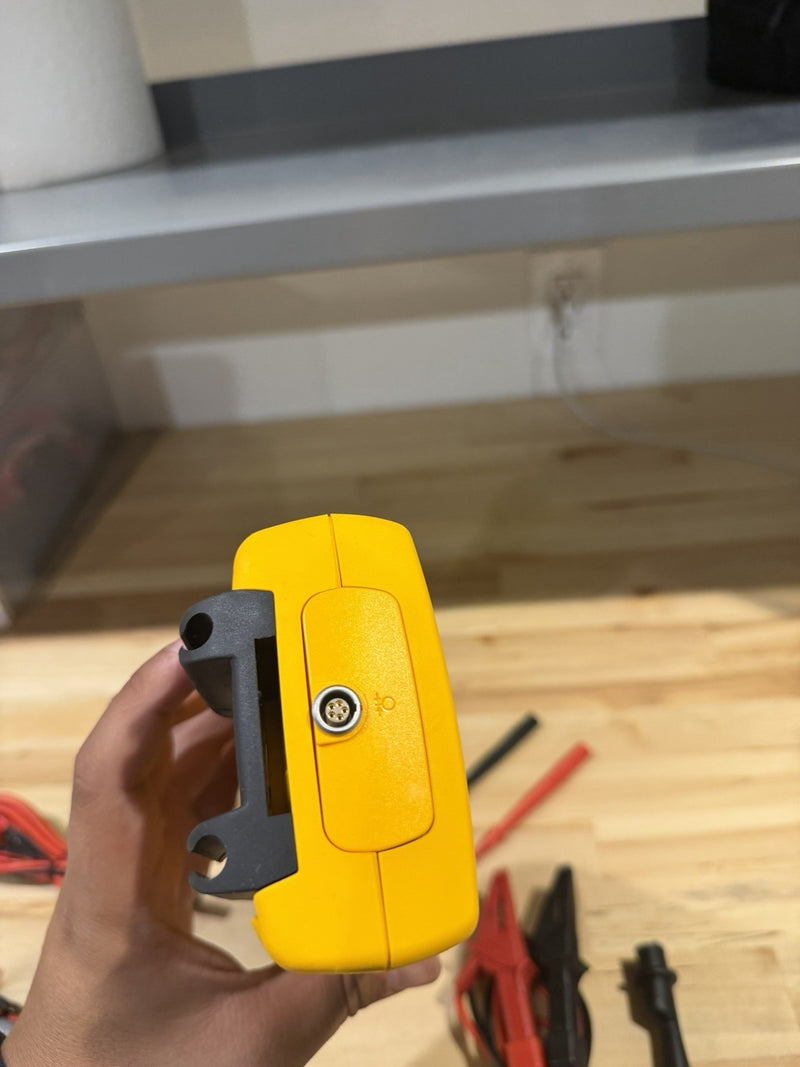 FLUKE 726 PRECISION CALIBRATOR WITH LEADS & ACCESSORIES TESTED