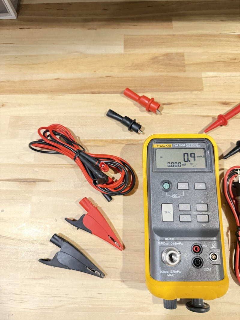 FLUKE 718 100G PRESSURE CALIBRATOR WITH ACCESSORIES TESTED