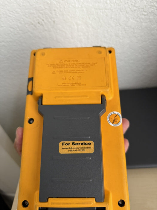 FLUKE 744 DOCUMENTING PROCESS CALIBRATOR WITH LEADS & CHARGER