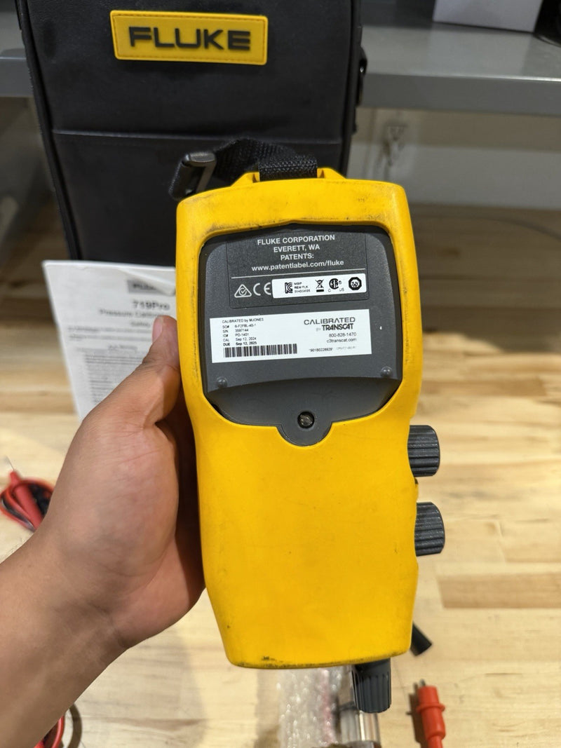 FLUKE 719 PRO 300G ELECTRIC PRESSURE CALIBRATOR W/ ACCESSORIES (SHIPS FREE)