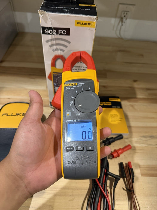 FLUKE 902 FC TRUE RMS HVAC CLAMP METER WITH CASE & LEADS