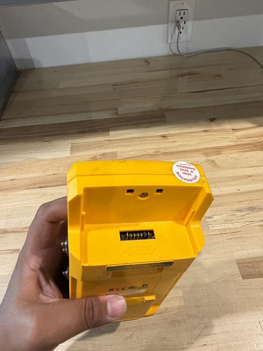 FLUKE PROSIM 4 VITAL SIGNS SIMULATOR (NO BATTERY) READ DESCRIPTION / FOR PARTS