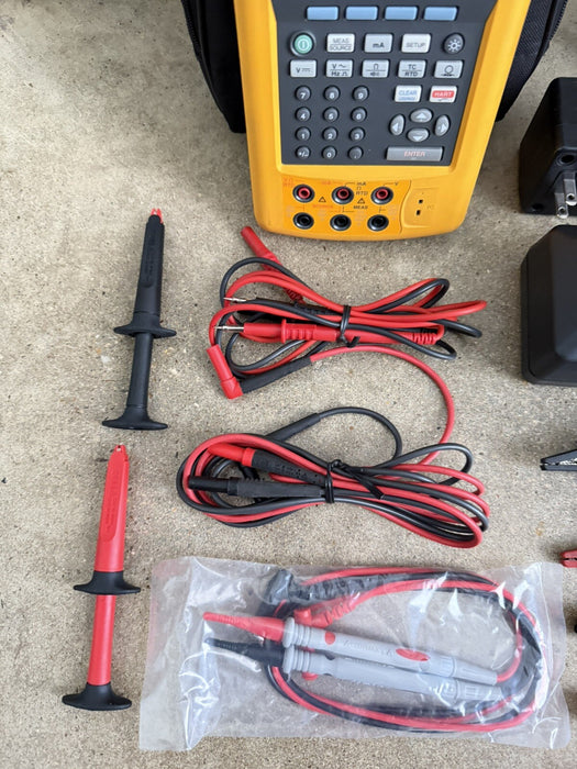 FLUKE 744 DOCUMENTING PROCESS CALIBRATOR WITH LEADS & CHARGER