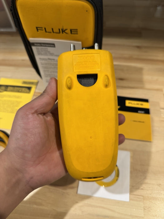 FLUKE 922 AIRFLOW METER W / ACCESSORIES- SHIPS FAST