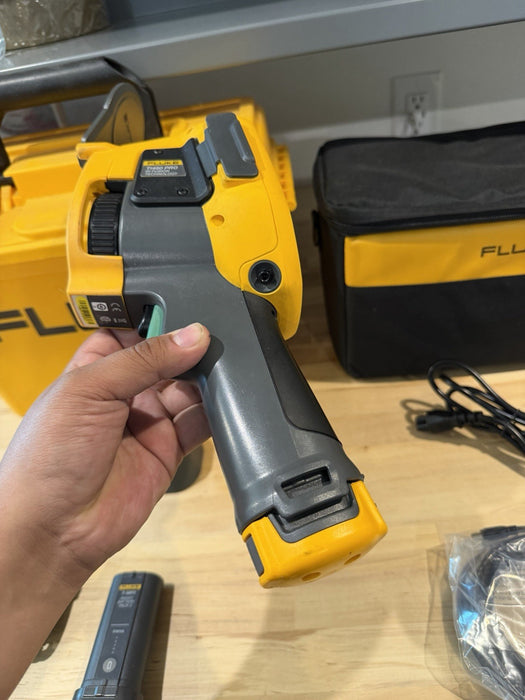 FLUKE TI480PRO IR CAMERA 60HZ 640 X 480 2 BATTERIES W/ CHARGE & CASE -SHIPS FREE