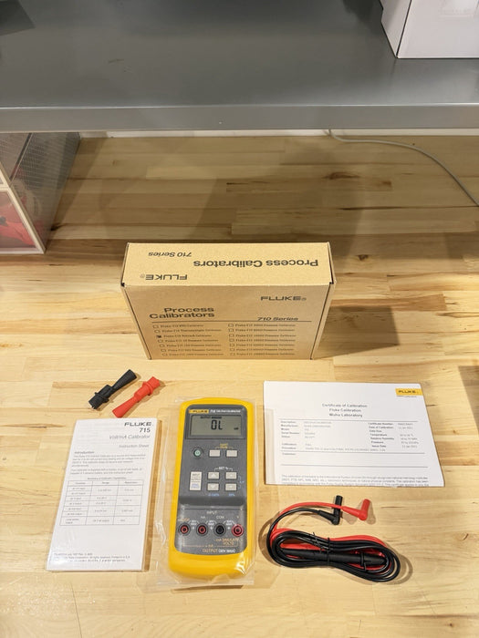 FLUKE 715 VOLT/MA CALIBRATOR WITH LEADS & CLIPS