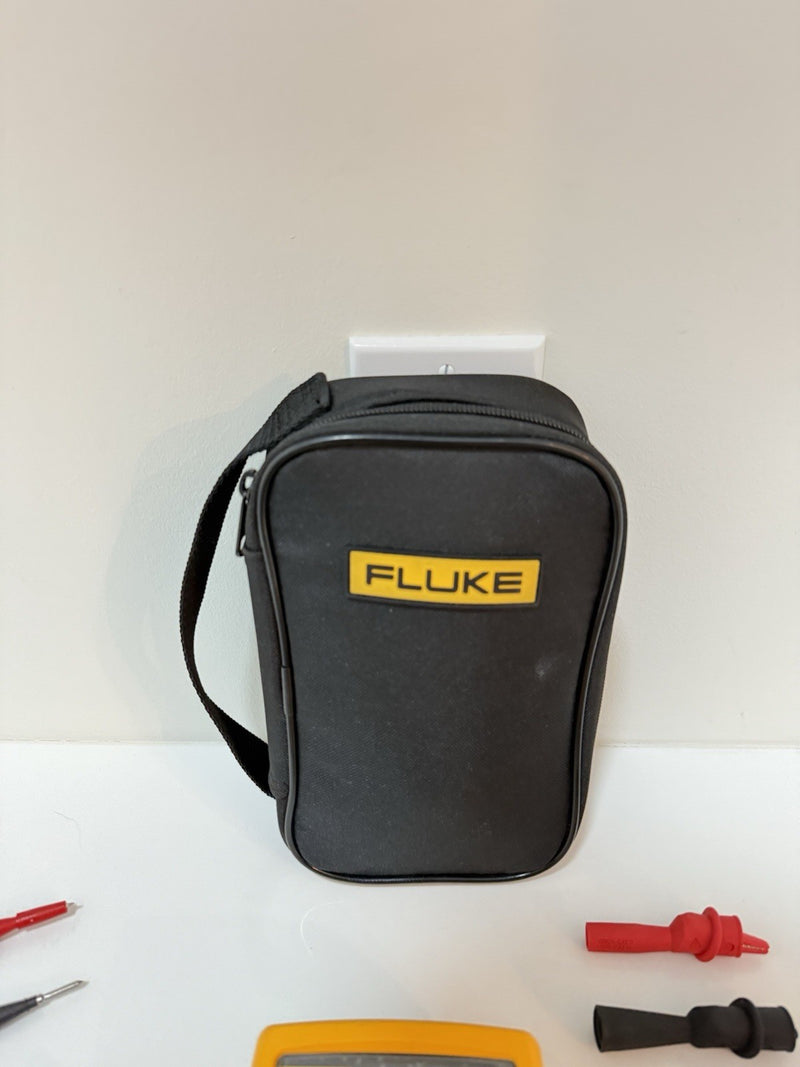 FLUKE 724 TEMPERATURE CALIBRATOR METER WITH ACCESSORIES
