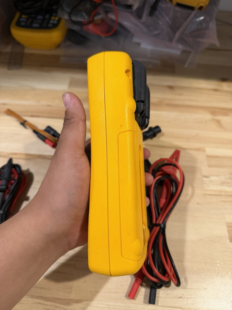 FLUKE 724 TEMPERATURE CALIBRATOR METER WITH LEADS & CLIPS TESTED