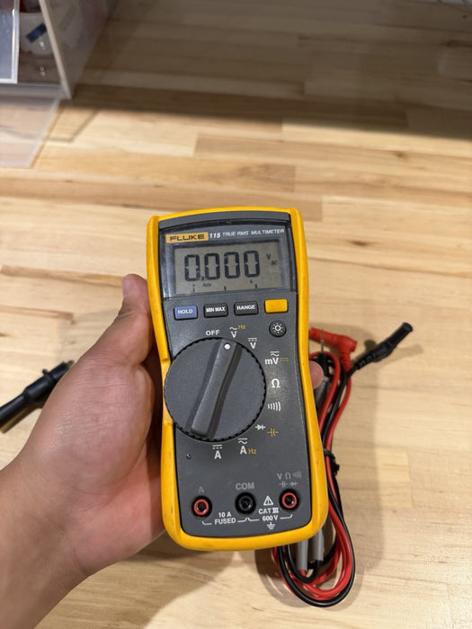 FLUKE 115 TRMS MULTIMETER W/ LEADS & CLIPS - SHIPS FAST
