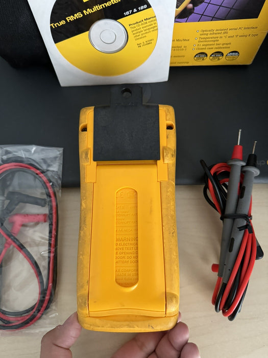 FLUKE 189 TRUE RMS DIGITAL MULTIMETER WITH LEADS & TRAVEL CASE