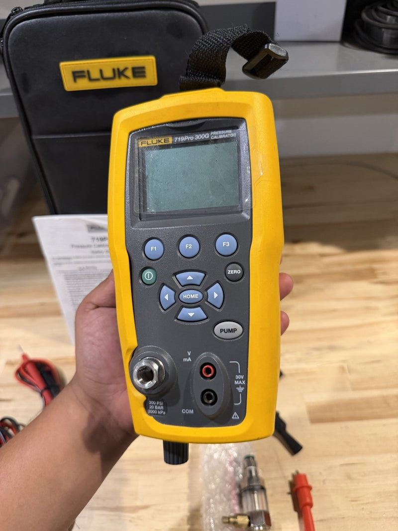 FLUKE 719 PRO 300G ELECTRIC PRESSURE CALIBRATOR W/ ACCESSORIES (SHIPS FREE)