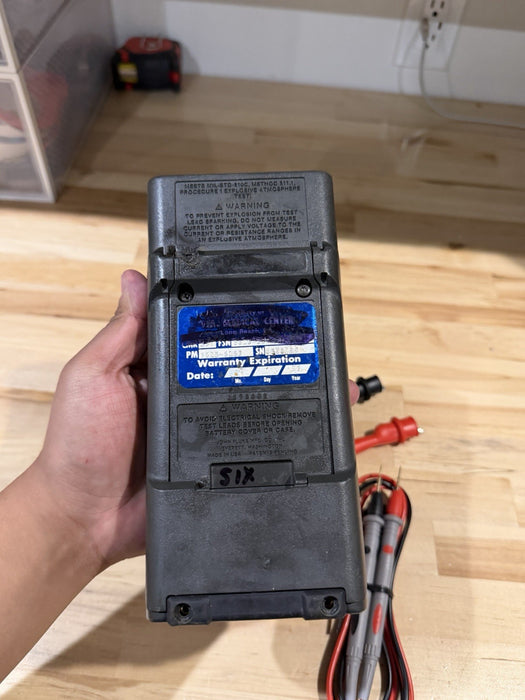 FLUKE 27 DIGITAL MULTIMETER W/LEADS - SHIPS FAST