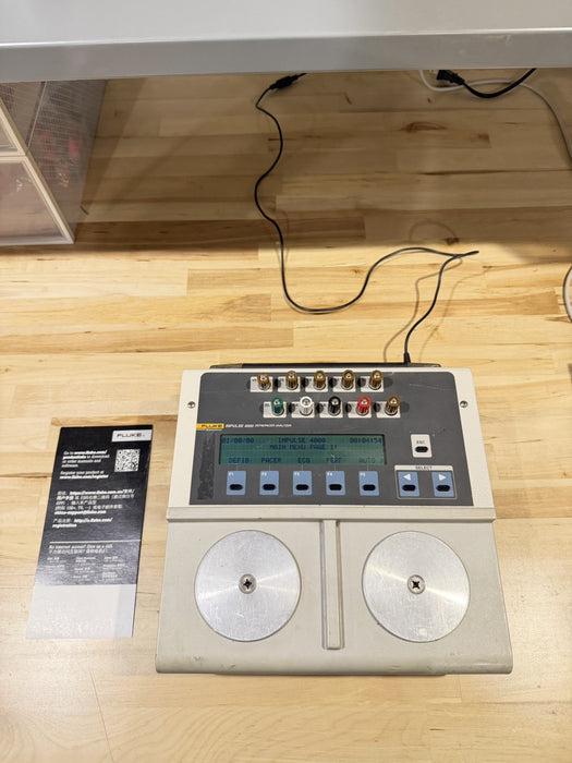 FLUKE IMPULSE 4000 DEFIB/PACER ANALYZER WITH CHARGER TESTED
