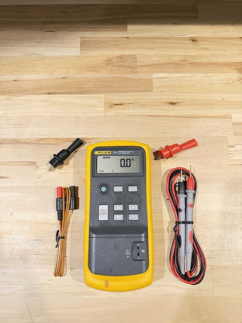 FLUKE 714 THERMOCOUPLE CALIBRATOR WITH ACCESSORIES