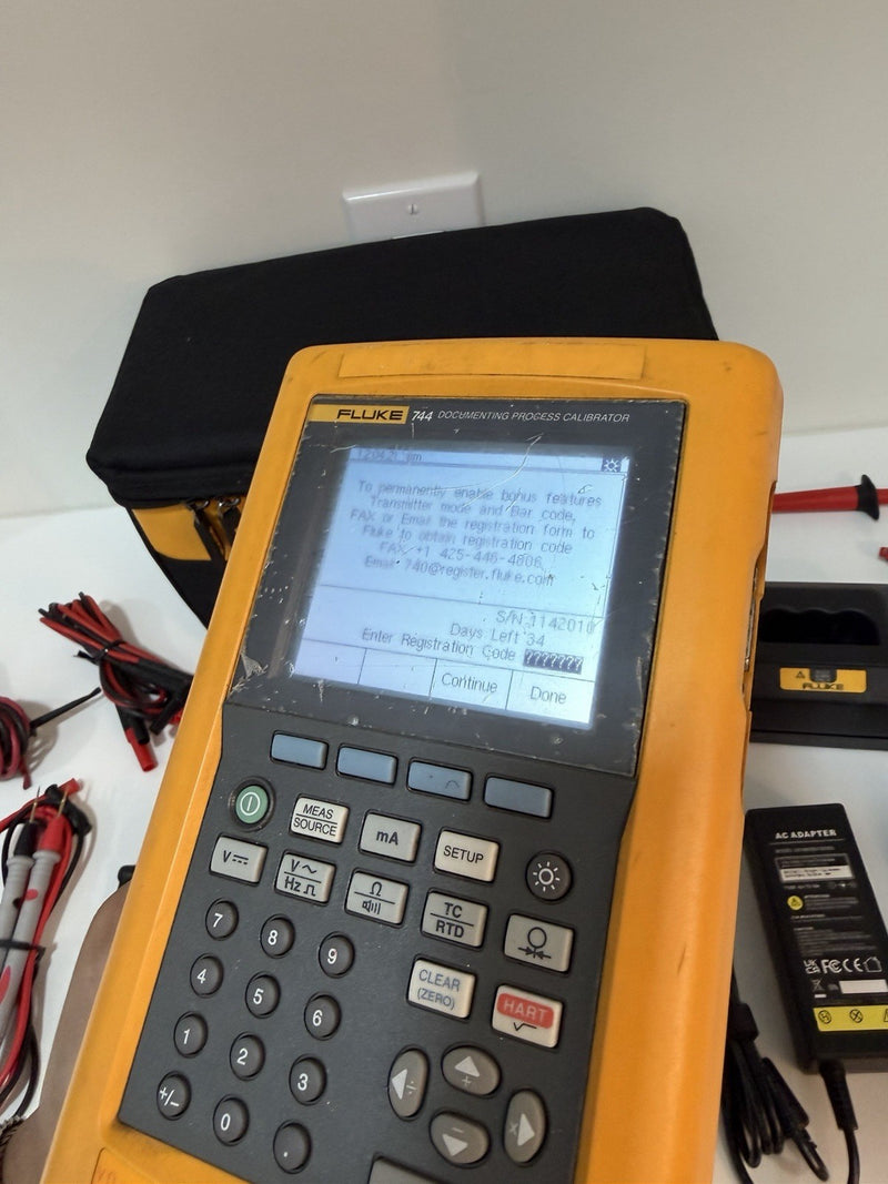 FLUKE 744 DOCUMENTING PRCESS CALIBRATOR WITH LEADS & CHARGER TESTED