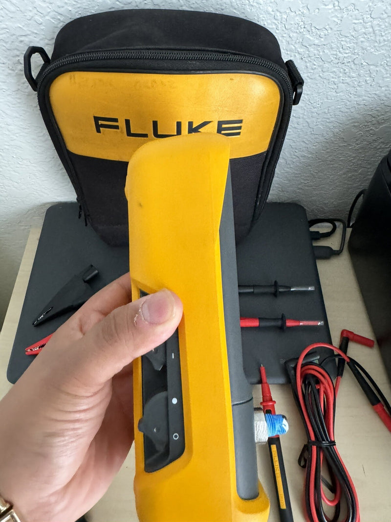 FLUKE 718-300G PRESSURE CALIBRATOR LEADS & ACCESSORIES
