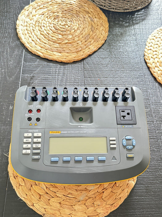 FLUKE ESA620 BIOMEDICAL ELECTRICAL SAFETY ANALYZER DOESNT POWER ON FOR PARTS