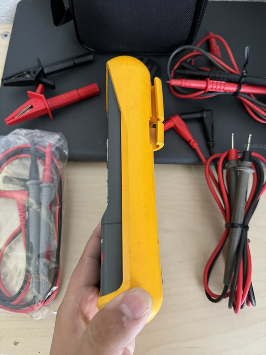 FLUKE 712 RTD PROCESS CALIBRATOR W/ACCESSORIES & BAG - FREE SHIPPING (TESTED)