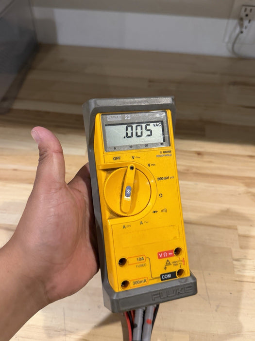 FLUKE 23 MULTIMETER W/ CASE & LEADS (TESTED) SHIPS FAST