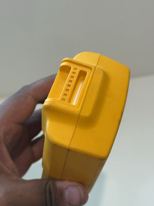 FLUKE 712B RTD CALIBRATOR  (PARTS ONLY) FOR PARTS