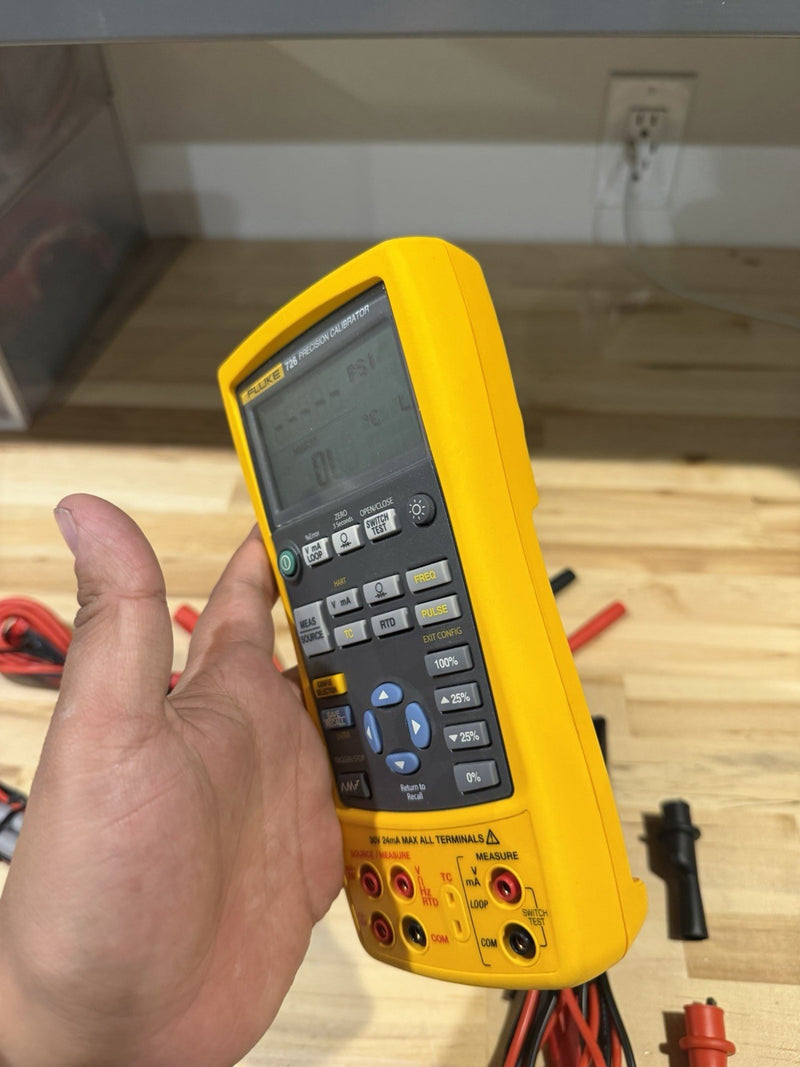 FLUKE 726 PRECISION CALIBRATOR WITH LEADS & ACCESSORIES TESTED