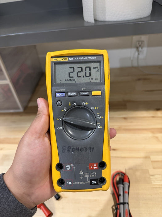 FLUKE 179 TRUE RMS MULTIMETER W/ LEADS- SHIPS FAST (TESTED)